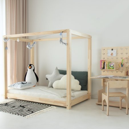 Seitliche Ansicht Bodenbett TUULA BASIC – Kinderzimmer mit Montessori Schreibtisch und Holzstuhl Seitliche Ansicht Bodenbett TUULA BASIC – Kinderzimmer mit Montessori Schreibtisch und Holzstuhl