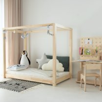 Seitliche Ansicht Bodenbett TUULA BASIC – Kinderzimmer mit Montessori Schreibtisch und Holzstuhl Seitliche Ansicht Bodenbett TUULA BASIC – Kinderzimmer mit Montessori Schreibtisch und Holzstuhl