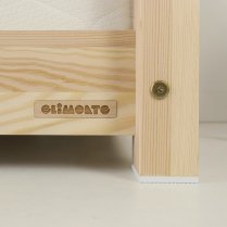 Elimonte Kinderbett Detail – starkes Holzbein mit rutschfester Matte schützt den Boden vor Kratzern Elimonte Kinderbett Detail – starkes Holzbein mit rutschfester Matte schützt den Boden vor Kratzern