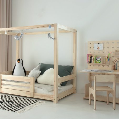 Holzbodenbett TUULA MODERN neben Montessori Schreibtisch – warmes und harmonisches Ambiente Holzbodenbett TUULA MODERN neben Montessori Schreibtisch – warmes und harmonisches Ambiente