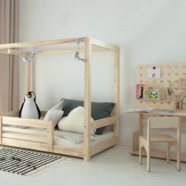 Holzbodenbett TUULA MODERN neben Montessori Schreibtisch – warmes und harmonisches Ambiente Holzbodenbett TUULA MODERN neben Montessori Schreibtisch – warmes und harmonisches Ambiente