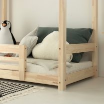 Gemütliche Seitenansicht des TUULA MODERN Bettes im Kinderzimmer Gemütliche Seitenansicht des TUULA MODERN Bettes im Kinderzimmer