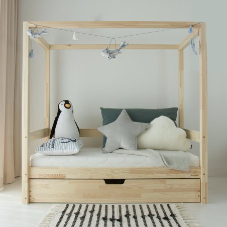 TUULA MODERN Bett mit Schublade und offener Front, Spielzeug und Teppich im Hintergrund TUULA MODERN Bett mit Schublade und offener Front, Spielzeug und Teppich im Hintergrund