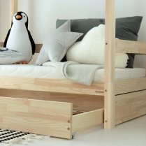 Geöffnete Schublade des TUULA MODERN Bettes mit seitlichen Abdeckleisten Geöffnete Schublade des TUULA MODERN Bettes mit seitlichen Abdeckleisten