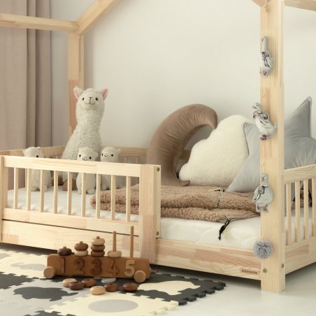 Hausbett MILLA-CLASSIC aus Holz mit niedriger Matratzenhöhe, feinen Gittern und warmem Farbton Hausbett MILLA-CLASSIC aus Holz mit niedriger Matratzenhöhe, feinen Gittern und warmem Farbton