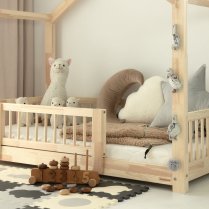 Hausbett MILLA-CLASSIC aus Holz mit niedriger Matratzenhöhe, feinen Gittern und warmem Farbton Hausbett MILLA-CLASSIC aus Holz mit niedriger Matratzenhöhe, feinen Gittern und warmem Farbton