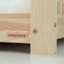 Detailansicht Hausbett MILLA-CLASSIC – stabiles Logo, geschützte Standfüße mit rutschfesten Matten Detailansicht Hausbett MILLA-CLASSIC – stabiles Logo, geschützte Standfüße mit rutschfesten Matten