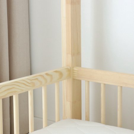 Detail der runden Holzgitter – hochwertige Verarbeitung des Kinder Hausbetts MILLA-CLASSIC Detail der runden Holzgitter – hochwertige Verarbeitung des Kinder Hausbetts MILLA-CLASSIC