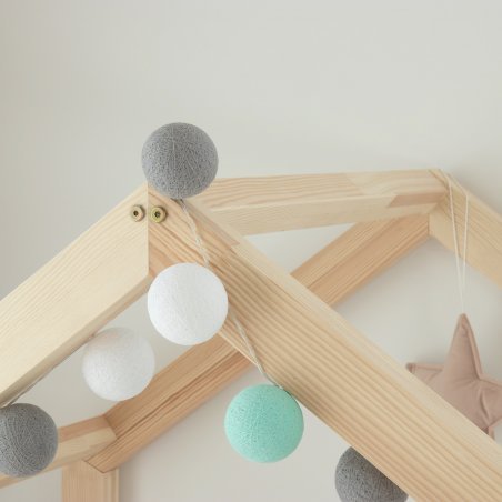 Dachkonstruktion des Hausbetts MILLA-CLASSIC mit stabilen Balken und Platz für Kinderdekoration Dachkonstruktion des Hausbetts MILLA-CLASSIC mit stabilen Balken und Platz für Kinderdekoration