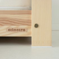 Bettfuß mit Schutzmatte, die Kratzer auf dem Boden verhindert Bettfuß mit Schutzmatte, die Kratzer auf dem Boden verhindert