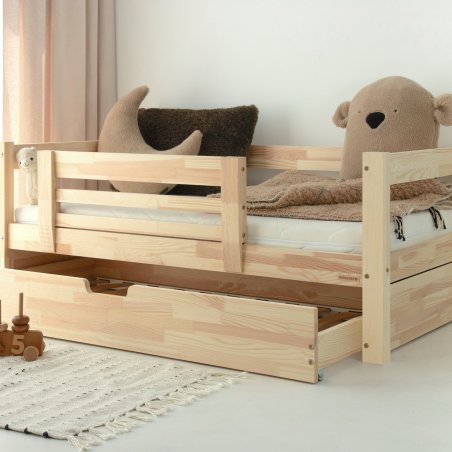 Kinderbett mit geöffneter Schublade und sichtbaren Gummirädern zum leichten Herausziehen Kinderbett mit geöffneter Schublade und sichtbaren Gummirädern zum leichten Herausziehen