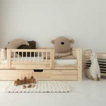 Kinderbett LINO CLASSIC mit Bettkasten für Bettwäsche im Kinderzimmer mit Spielzeug und Teppich Kinderbett LINO CLASSIC mit Bettkasten für Bettwäsche im Kinderzimmer mit Spielzeug und Teppich