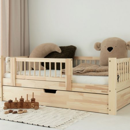 LINO CLASSIC Holzbett in einer Montessori-Umgebung mit pädagogischem Spielzeug LINO CLASSIC Holzbett in einer Montessori-Umgebung mit pädagogischem Spielzeug