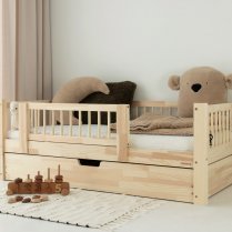LINO CLASSIC Holzbett in einer Montessori-Umgebung mit pädagogischem Spielzeug LINO CLASSIC Holzbett in einer Montessori-Umgebung mit pädagogischem Spielzeug