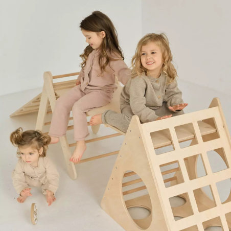 Kinder spielen gemeinsam mit verbundenem Pikler-Dreieck und Montessori-Kletterdreieck