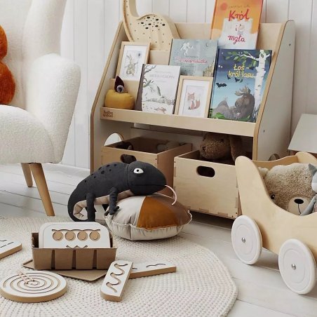 Holzregal für Kinder mit verstreutem Spielzeug und Büchern im natürlich eingerichteten Kinderzimmer