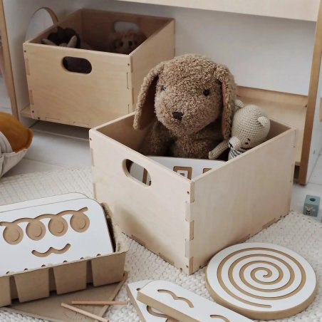 Holz-Spielzeugkiste mit Spielzeug – sichtbare Holzstruktur und hochwertige Verarbeitung