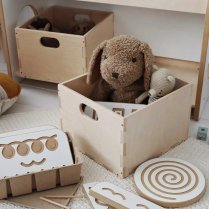 Holz-Spielzeugkiste mit Spielzeug – sichtbare Holzstruktur und hochwertige Verarbeitung Holz-Spielzeugkiste mit Spielzeug – sichtbare Holzstruktur und hochwertige Verarbeitung