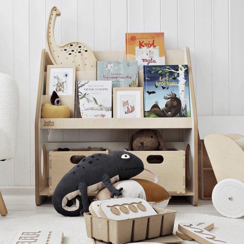 Kinder Bücherregal aus Holz mit Spielzeug und zwei Aufbewahrungsboxen im Kinderzimmer