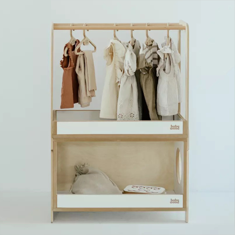 Garderobe mit offenem Schrank, Kleiderbügel