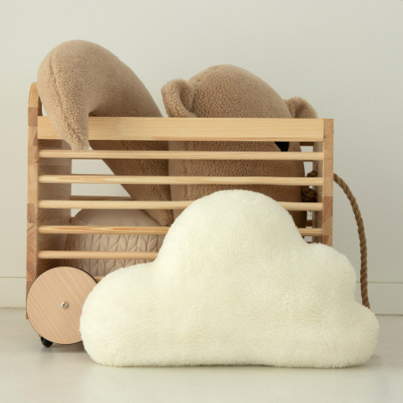WOLKEN KISSEN in Ecru im Kinderzimmer - dekoratives Kuschelkissen neben weiteren Plüschelementen