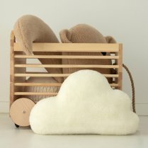 WOLKEN KISSEN in Ecru im Kinderzimmer - dekoratives Kuschelkissen neben weiteren Plüschelementen WOLKEN KISSEN in Ecru im Kinderzimmer - dekoratives Kuschelkissen neben weiteren Plüschelementen