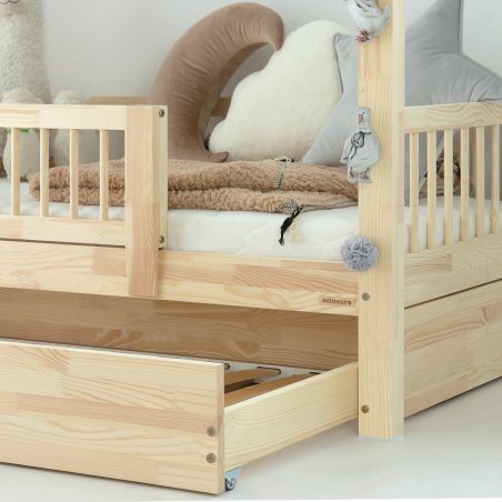 Seitenansicht des Hausbetts MILLA-CLASSIC mit Schublade und dekorativen Verkleidungsleisten Seitenansicht des Hausbetts MILLA-CLASSIC mit Schublade und dekorativen Verkleidungsleisten