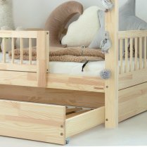 Seitenansicht des Hausbetts MILLA-CLASSIC mit Schublade und dekorativen Verkleidungsleisten Seitenansicht des Hausbetts MILLA-CLASSIC mit Schublade und dekorativen Verkleidungsleisten