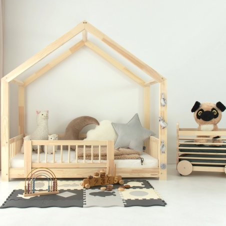 Vorderansicht des Massivholz Hausbetts MILLA-CLASSIC mit beweglichem Schutzgitter und Montessori-Spielzeug Vorderansicht des Massivholz Hausbetts MILLA-CLASSIC mit beweglichem Schutzgitter und Montessori-Spielzeug