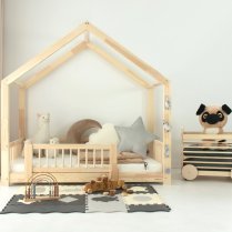 Vorderansicht des Massivholz Hausbetts MILLA-CLASSIC mit beweglichem Schutzgitter und Montessori-Spielzeug Vorderansicht des Massivholz Hausbetts MILLA-CLASSIC mit beweglichem Schutzgitter und Montessori-Spielzeug