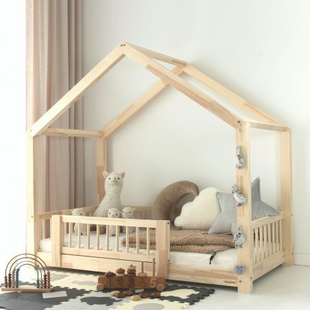 Kinder Hausbett MILLA-CLASSIC aus Holz mit Gittern, Kissen, Kuscheltieren und Matratze im Kinderzimmer Kinder Hausbett MILLA-CLASSIC aus Holz mit Gittern, Kissen, Kuscheltieren und Matratze im Kinderzimmer