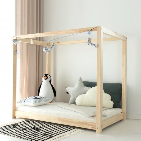 Bodenbett aus Holz TUULA BASIC seitlich – Kinderbett mit einfachem Dach und Platz für Kissen und Spielzeug Bodenbett aus Holz TUULA BASIC seitlich – Kinderbett mit einfachem Dach und Platz für Kissen und Spielzeug