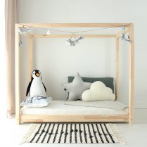 Niedriges Bodenbett TUULA BASIC vorne – Kinder kann selbstständig ein- und aussteigen, Montessori inspiriert Niedriges Bodenbett TUULA BASIC vorne – Kinder kann selbstständig ein- und aussteigen, Montessori inspiriert
