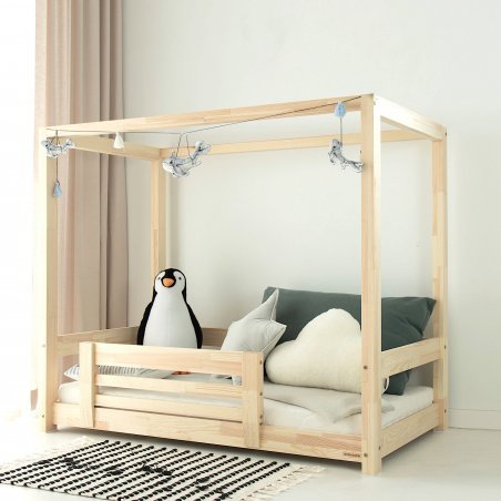 Bodenbett TUULA MODERN mit seitlichem Schutzgitter, Kissen und Spielzeug im Kinderzimmer Bodenbett TUULA MODERN mit seitlichem Schutzgitter, Kissen und Spielzeug im Kinderzimmer