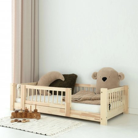 Kinderbett LINO CLASSIC aus Holz im Boho-Stil mit beigen Textilien im Kinderzimmer Kinderbett LINO CLASSIC aus Holz im Boho-Stil mit beigen Textilien im Kinderzimmer