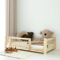 Kinderbett LINO CLASSIC aus Holz im Boho-Stil mit beigen Textilien im Kinderzimmer Kinderbett LINO CLASSIC aus Holz im Boho-Stil mit beigen Textilien im Kinderzimmer