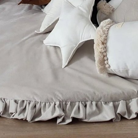 Detailaufnahme der weichen Spielmatte – elegante Rüschen und samtige Oberfläche sorgen für stilvollen Komfort