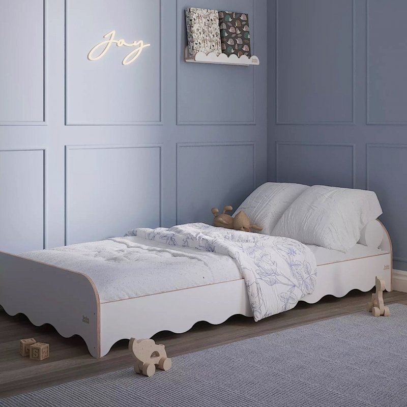 Niedriges Kinderbett mit Bettwäsche