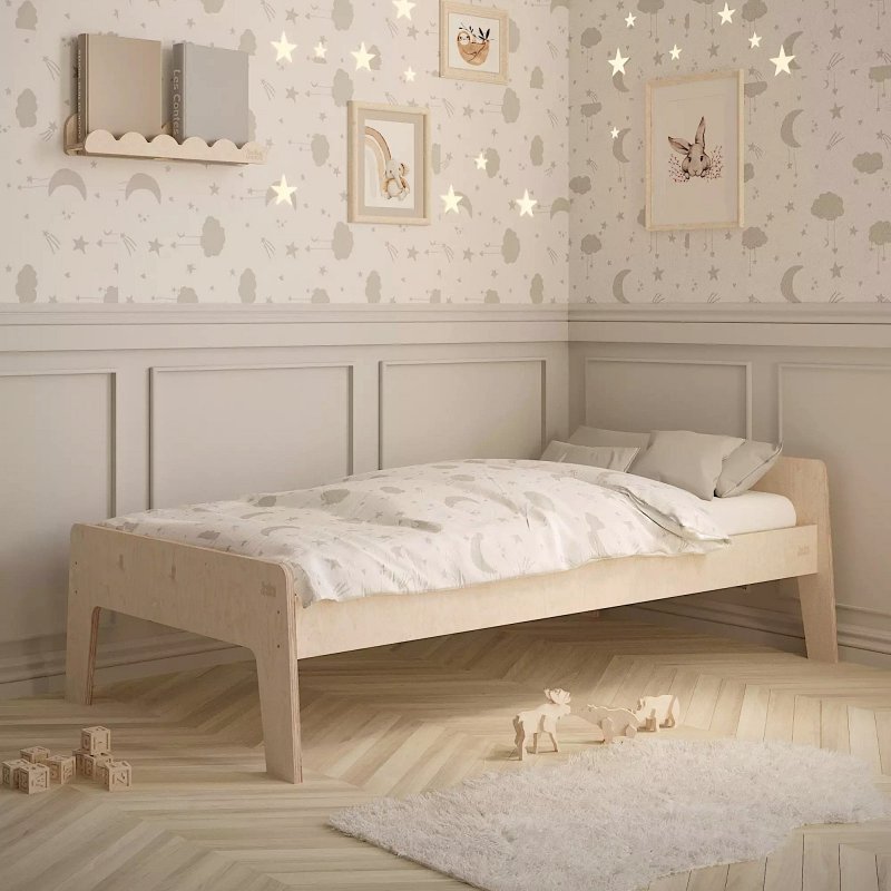 Holzbett im Kinderzimmer