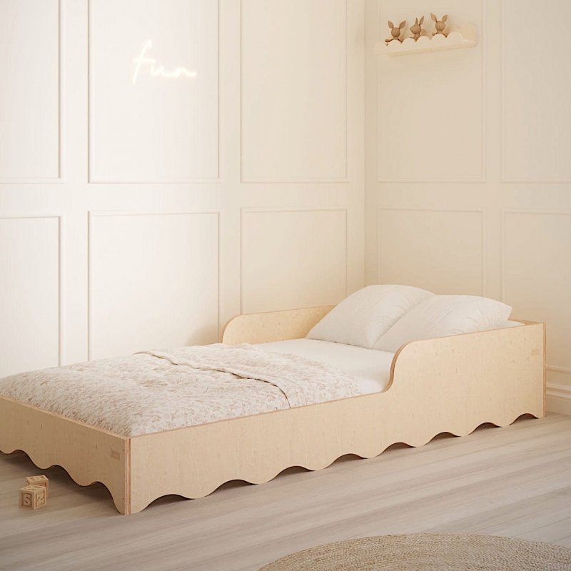 Holzbett im Kinderzimmer