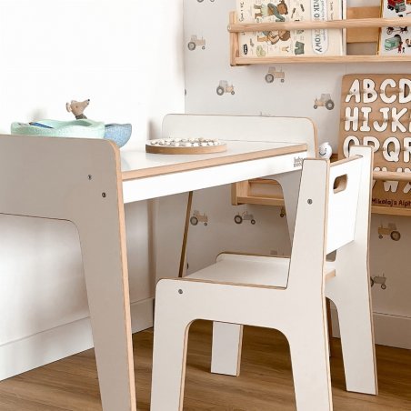 Weißer Tisch und Stuhl aus Holz, Detailaufnahme der hochwertigen Verarbeitung. Weißer Tisch und Stuhl aus Holz, Detailaufnahme der hochwertigen Verarbeitung.