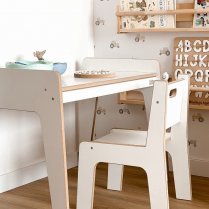 Weißer Tisch und Stuhl aus Holz, Detailaufnahme der hochwertigen Verarbeitung. Weißer Tisch und Stuhl aus Holz, Detailaufnahme der hochwertigen Verarbeitung.