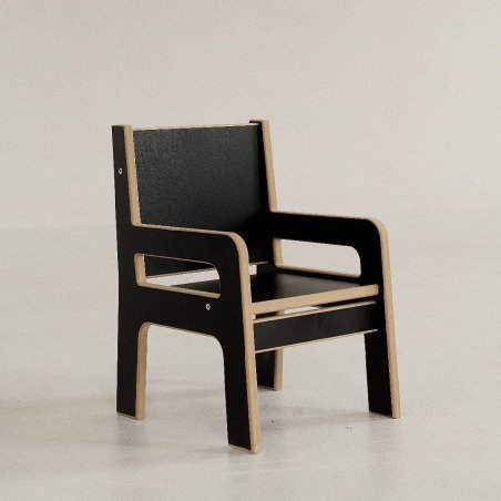 Schwarzer Stuhl aus dem Set Kindertisch und Stuhl im modernen Stil.