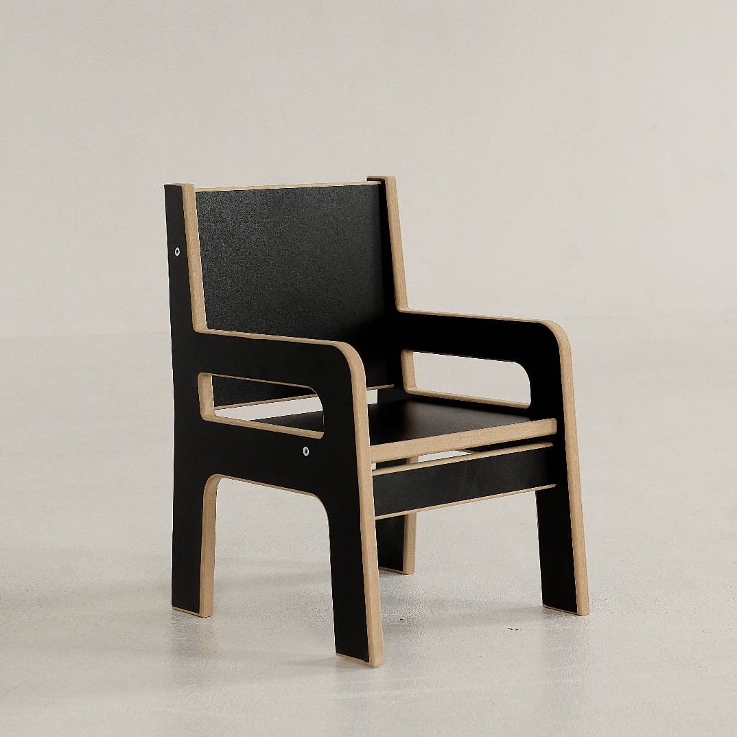 Schwarzer Stuhl aus dem Set Kindertisch und Stuhl im modernen Stil.