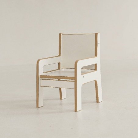 Weißer Stuhl aus dem Set Kindertisch und Stuhl im Kinderzimmer.