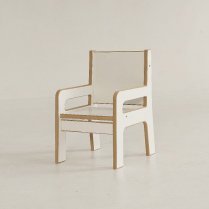 Weißer Stuhl aus dem Set Kindertisch und Stuhl im Kinderzimmer.