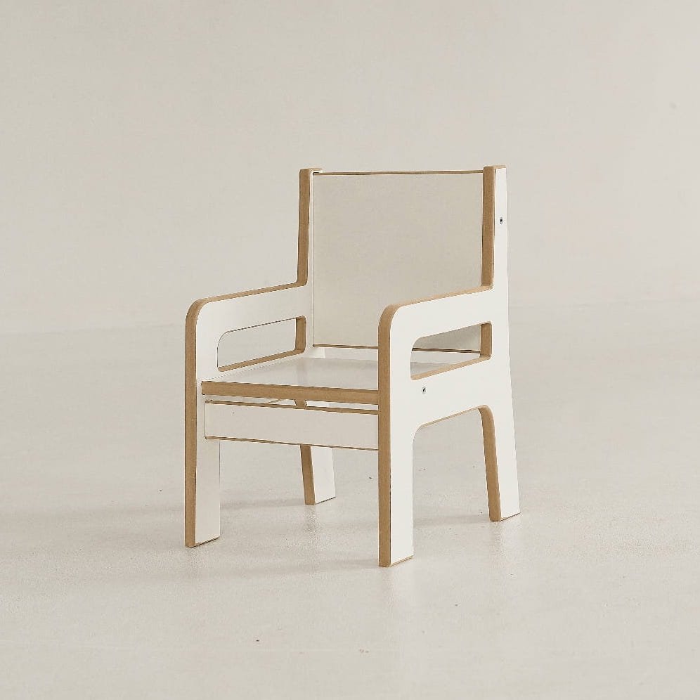 Weißer Stuhl aus dem Set Kindertisch und Stuhl im Kinderzimmer.