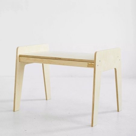 Kindertisch und Stuhl aus Holz, Detailaufnahme der hochwertigen Verarbeitung.