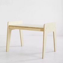 Kindertisch und Stuhl aus Holz, Detailaufnahme der hochwertigen Verarbeitung.