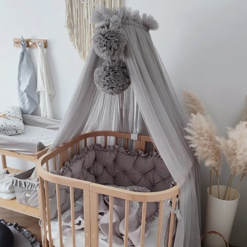 GRAUER TÜLLBALDACHIN FÜRS BABYBETT - MODERNE ELEGANZ UND SANFTER SCHLAFSCHUTZ